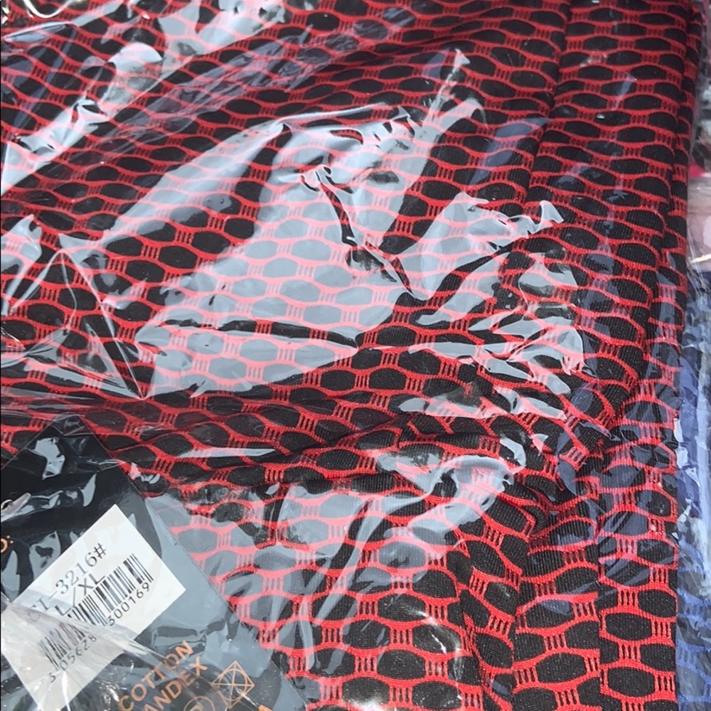 Red & Black - Just Landed| 2 Piece Set - Picture 3 of 10